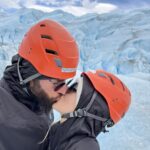 Angelique Boyer Instagram - Mundo 🗺️ Hablemos del Perito Moreno. Uno de los glaciares más famosos y generosos, es de fácil acceso a diferencia de todos los demás, puedes verlo desde unas rampas que hay en el parque y sentir que lo tocas y ver los desprendimientos de hielo que tiene constantemente y más en esta época, también puedes ir en barco y gozar de sus 60 metros sobre el nivel del agua 😱 y lo mejor de todo es que también puedes caminar sobre el y eso es algo invaluable, un sueño hecho realidad 👏👏✨🙌😱 se los recomiendo muchísimo 🫶 por suerte organizamos que nos llevarán y todo fluyó súper bien, además de toda la información que nos brindan y es algo que también recomiendo, tener información es más valioso 😉 Los parques son ejemplares 😲🤤 y también veo turistas muy consientes, cuidadosos y respetuosos 👏👏👏 Realmente cada paso vale para llegar a estos lugares, a esto le llamo viajar y vivir! No dejen de ver en el mapa y de darse la oportunidad de descubrir más sobre lo que realmente es valioso! Le deseo un feliz inicio de semana, yo sigo muy impresionada y agradecida con lo que mis sentidos están experimentando!! A gozar! Pronto les cuento de un lugar que muy pocos conocen… vamos a ponerlos de moda 🤗😉 Glaciar Perito Moreno