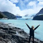 Angelique Boyer Instagram - ¡MUNDO! Tengo que ir por partes para poder recomendarles y contarles lo que mis ojos han visto! Estoy impactada con poder viajar a esta parte del mundo, sin duda el destino más virgen que he conocido… y por lo mismo me gustaría guardarlo como un secreto por que me doy cuenta que donde menos humanos hay la perfección de la naturaleza hace que a cualquiera se le salgan las lágrimas de felicidad, que afortunados somos y por eso todos deberíamos conocer esto para valorar más y cuidar lo que somos humanos!!! Tienen que ir si o si a EL CALAFATE Tiene aeropuerto, desde el 2020 Todos los que viven allí son muy amables y tienen un compromiso grande al cuidar todo lo que los rodea que es tan valioso, el primer día conocimos el Glaciar Spegazzini tiene una superficie de 134 km² y un ancho promedio de 1,5 km. Su frente alcanza los 135 m, convirtiéndolo en el más alto del parque nacional Los Glaciares 🇦🇷 Para llegar a él hay excursiones desde Puerto Bandera, es un hermoso recorrido y también conoces el glaciar Upsala y glaciar Seco… Imponentes!! Ahora quiero conocer todos los glaciares del sur 😍 una pasión que estoy descubriendo a tu lado mi cielo @sebastianrulli amo viajar contigo todo es una aventura! Vamos por más 👏👏✨🍀🙌🇦🇷 Glaciar Spagazzini