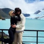 Angelique Boyer Instagram - ¡MUNDO! Tengo que ir por partes para poder recomendarles y contarles lo que mis ojos han visto! Estoy impactada con poder viajar a esta parte del mundo, sin duda el destino más virgen que he conocido… y por lo mismo me gustaría guardarlo como un secreto por que me doy cuenta que donde menos humanos hay la perfección de la naturaleza hace que a cualquiera se le salgan las lágrimas de felicidad, que afortunados somos y por eso todos deberíamos conocer esto para valorar más y cuidar lo que somos humanos!!! Tienen que ir si o si a EL CALAFATE Tiene aeropuerto, desde el 2020 Todos los que viven allí son muy amables y tienen un compromiso grande al cuidar todo lo que los rodea que es tan valioso, el primer día conocimos el Glaciar Spegazzini tiene una superficie de 134 km² y un ancho promedio de 1,5 km. Su frente alcanza los 135 m, convirtiéndolo en el más alto del parque nacional Los Glaciares 🇦🇷 Para llegar a él hay excursiones desde Puerto Bandera, es un hermoso recorrido y también conoces el glaciar Upsala y glaciar Seco… Imponentes!! Ahora quiero conocer todos los glaciares del sur 😍 una pasión que estoy descubriendo a tu lado mi cielo @sebastianrulli amo viajar contigo todo es una aventura! Vamos por más 👏👏✨🍀🙌🇦🇷 Glaciar Spagazzini