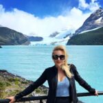 Angelique Boyer Instagram - ¡MUNDO! Tengo que ir por partes para poder recomendarles y contarles lo que mis ojos han visto! Estoy impactada con poder viajar a esta parte del mundo, sin duda el destino más virgen que he conocido… y por lo mismo me gustaría guardarlo como un secreto por que me doy cuenta que donde menos humanos hay la perfección de la naturaleza hace que a cualquiera se le salgan las lágrimas de felicidad, que afortunados somos y por eso todos deberíamos conocer esto para valorar más y cuidar lo que somos humanos!!! Tienen que ir si o si a EL CALAFATE Tiene aeropuerto, desde el 2020 Todos los que viven allí son muy amables y tienen un compromiso grande al cuidar todo lo que los rodea que es tan valioso, el primer día conocimos el Glaciar Spegazzini tiene una superficie de 134 km² y un ancho promedio de 1,5 km. Su frente alcanza los 135 m, convirtiéndolo en el más alto del parque nacional Los Glaciares 🇦🇷 Para llegar a él hay excursiones desde Puerto Bandera, es un hermoso recorrido y también conoces el glaciar Upsala y glaciar Seco… Imponentes!! Ahora quiero conocer todos los glaciares del sur 😍 una pasión que estoy descubriendo a tu lado mi cielo @sebastianrulli amo viajar contigo todo es una aventura! Vamos por más 👏👏✨🍀🙌🇦🇷 Glaciar Spagazzini