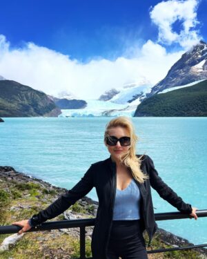 Angelique Boyer Instagram - ¡MUNDO! Tengo que ir por partes para poder recomendarles y contarles lo que mis ojos han visto! Estoy impactada con poder  viajar a esta parte del mundo, sin duda el destino más virgen que he conocido… y por lo mismo me gustaría guardarlo como un secreto por que me doy cuenta que donde menos humanos hay la perfección de la naturaleza hace que a cualquiera se le salgan las lágrimas de felicidad, que afortunados somos y por eso todos deberíamos conocer esto para valorar más y cuidar lo que somos humanos!!! 

Tienen que ir si o si a EL CALAFATE 
Tiene aeropuerto, desde el 2020 
Todos los que viven allí son muy amables y tienen un compromiso grande al cuidar todo lo que los rodea que es tan valioso, el primer día conocimos  el Glaciar Spegazzini tiene una superficie de 134 km² y un ancho promedio de 1,5 km. Su frente  alcanza los 135 m, convirtiéndolo en el más alto del parque nacional Los Glaciares 🇦🇷 Para llegar a él hay excursiones desde Puerto Bandera, es un hermoso recorrido y también conoces el glaciar Upsala y glaciar Seco… Imponentes!! Ahora quiero conocer todos los glaciares del sur 😍 una pasión que estoy descubriendo a tu lado mi cielo @sebastianrulli amo viajar contigo todo es una aventura! Vamos por más 👏👏✨🍀🙌🇦🇷