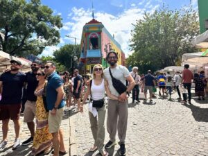 Angelique Boyer Instagram - Viajamos a Argentina 🇦🇷 
Que impacto descubrir este país 🫶 
Ame la cuidad de Buenos Aires, sus calles, la arquitectura del pasado con lo actual, las calles y los parques, rodeada de agua y mil actividades que se gozan al aire libre, conocer la familia RULLI y pasar año nuevo con ellos ha sido un regalo que me deja mil recuerdos hermosos. Ver a Sebas recordar y caminar por las calles en las que vivió con su familia, mirar ese brillo en sus ojos me enamora… tanto como ama el dulce de leche 🤪 y lo veo comer diario helado! 🤤❤️👏 

Esto solo es el principio de un viaje que me ha llevado a las lagrimas de felicidad. Gracias por mostrarme tu Argentina @sebastianrulli  es el primero de muchos viajes a este bellísimo país 💘!!
