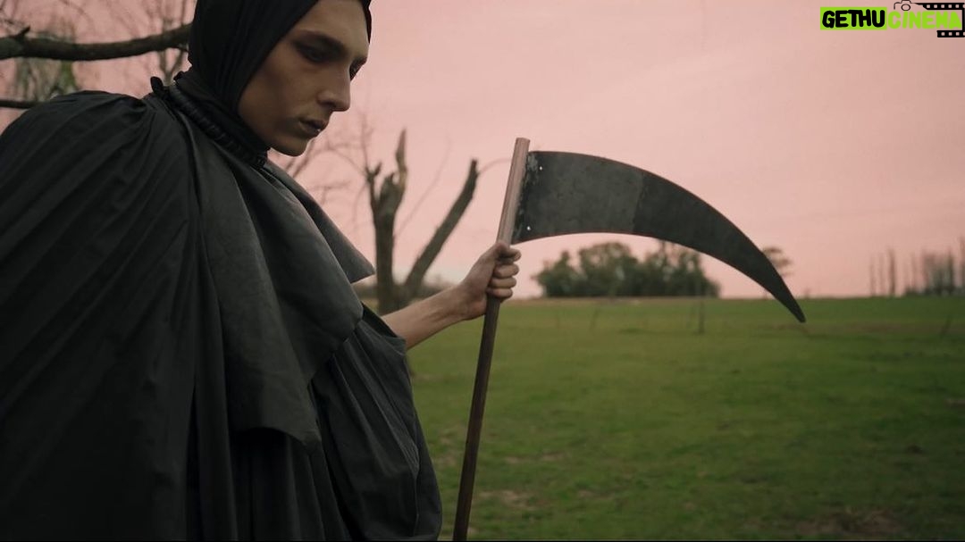 Angelo Mutti Spinetta Instagram - "Las antorchas se encienden, quieren tierras, La familia en el pulso de las flechas"🔥 salió nuevo d @flu_os prod @halpehalpe con video-corto dirigido x @nahuelmutti🏹 en este salió guionar una pequeña historia e interpretar personajes, dos de ellos son personificaciones de cartas del Tarot (@msbenicio la Muerte y yo el Mago), estas se aparecen planteando desafíos al Arquero y al Guardabosque, pruebas que deberán superar para evolucionar y llegar a destino🌀