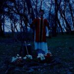 Angelo Mutti Spinetta Instagram - "Las antorchas se encienden, quieren tierras, La familia en el pulso de las flechas"🔥 salió nuevo d @flu_os prod @halpehalpe con video-corto dirigido x @nahuelmutti🏹 en este salió guionar una pequeña historia e interpretar personajes, dos de ellos son personificaciones de cartas del Tarot (@msbenicio la Muerte y yo el Mago), estas se aparecen planteando desafíos al Arquero y al Guardabosque, pruebas que deberán superar para evolucionar y llegar a destino🌀