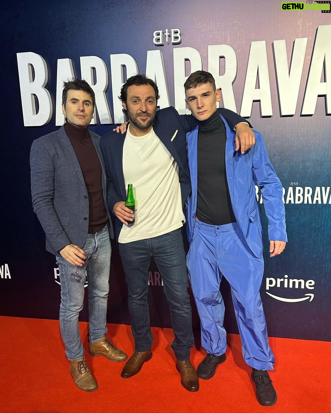 Angelo Mutti Spinetta Instagram - bueno, llegó el día☀️🌙#Barrabrava temporada 1 ya disponible en @primevideolat estoy muy contento y agradecido, fue una experiencia inolvidable haber compartido esos 3 meses en Montevideo con estos seres hermosos, disfrutando de lo que se iba gestando, poniendo siempre lo mejor🌟 quiero agradecerles a @jesusbraceras por haber confiado en mí para darle vida a Enzo, y por haber llevado la obra a puerto con tanta determinación y tranquilidad, a @gabrielnicoli y @daniortega por su buena onda y talento para componer palabras e imágenes, a @florlimonoff @cimarron y @primevideolat por el laburo y la confianza, a @fran.ure por ser la mano que necesitaba en el momento para encarar el personaje❤️y a mi familia y amigos por apoyarme durante el proceso, fueron elementales. a disfrutar nomás! vamo arriba bo, espero que les guste🍿