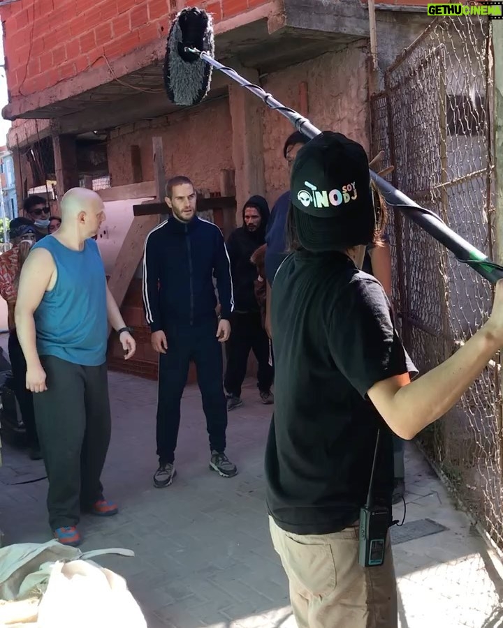Angelo Mutti Spinetta Instagram - bueno, llegó el día☀️🌙#Barrabrava temporada 1 ya disponible en @primevideolat estoy muy contento y agradecido, fue una experiencia inolvidable haber compartido esos 3 meses en Montevideo con estos seres hermosos, disfrutando de lo que se iba gestando, poniendo siempre lo mejor🌟 quiero agradecerles a @jesusbraceras por haber confiado en mí para darle vida a Enzo, y por haber llevado la obra a puerto con tanta determinación y tranquilidad, a @gabrielnicoli y @daniortega por su buena onda y talento para componer palabras e imágenes, a @florlimonoff @cimarron y @primevideolat por el laburo y la confianza, a @fran.ure por ser la mano que necesitaba en el momento para encarar el personaje❤️y a mi familia y amigos por apoyarme durante el proceso, fueron elementales. a disfrutar nomás! vamo arriba bo, espero que les guste🍿
