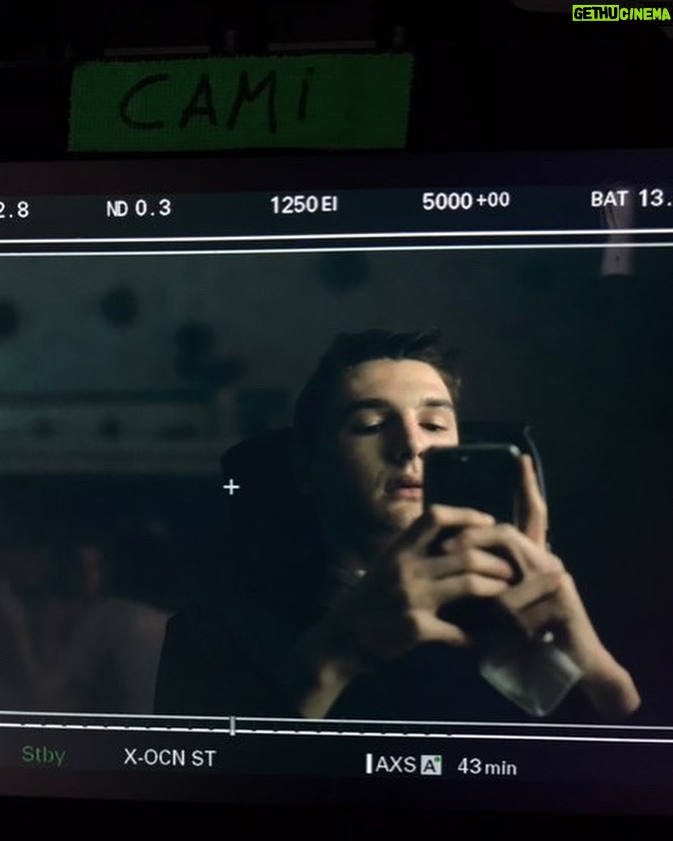 Angelo Mutti Spinetta Instagram - bueno, llegó el día☀️🌙#Barrabrava temporada 1 ya disponible en @primevideolat estoy muy contento y agradecido, fue una experiencia inolvidable haber compartido esos 3 meses en Montevideo con estos seres hermosos, disfrutando de lo que se iba gestando, poniendo siempre lo mejor🌟 quiero agradecerles a @jesusbraceras por haber confiado en mí para darle vida a Enzo, y por haber llevado la obra a puerto con tanta determinación y tranquilidad, a @gabrielnicoli y @daniortega por su buena onda y talento para componer palabras e imágenes, a @florlimonoff @cimarron y @primevideolat por el laburo y la confianza, a @fran.ure por ser la mano que necesitaba en el momento para encarar el personaje❤️y a mi familia y amigos por apoyarme durante el proceso, fueron elementales. a disfrutar nomás! vamo arriba bo, espero que les guste🍿