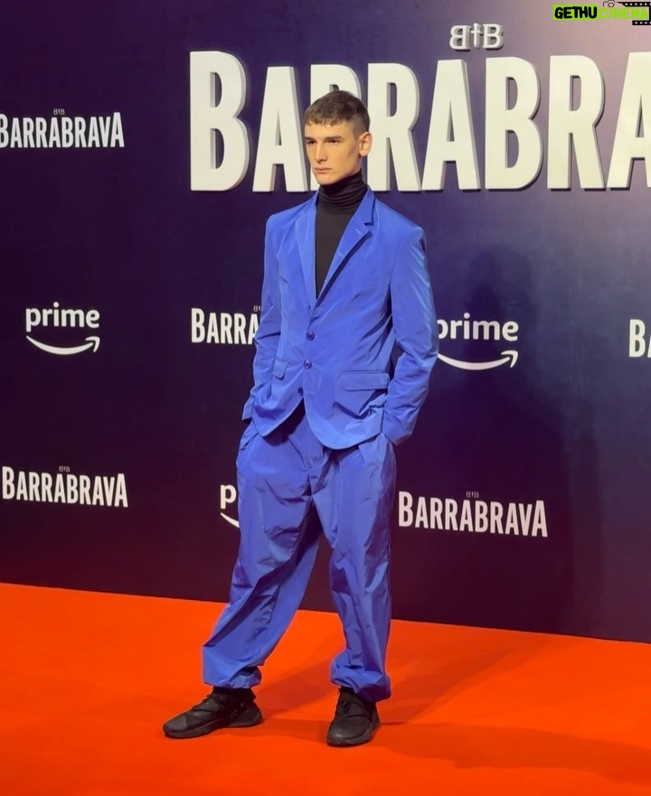 Angelo Mutti Spinetta Instagram - el jueves fue la premier de #Barrabrava serie en la q me tocó ser parte d este grupo hermoso, muy agradecido con los directores, el equipo técnico y mis compañeros❤️🔥vimos el primer capítulo y la rompe, se estrena el próximo viernes x @primevideolat así k ya sabenn🍿🍿🍿 gracias @raimondi___ por el traje sport épico❄️sos el 1