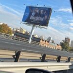 Angelo Mutti Spinetta Instagram - el jueves fue la premier de #Barrabrava serie en la q me tocó ser parte d este grupo hermoso, muy agradecido con los directores, el equipo técnico y mis compañeros❤️‍🔥vimos el primer capítulo y la rompe, se estrena el próximo viernes x @primevideolat así k ya sabenn🍿🍿🍿 gracias @raimondi___ por el traje sport épico❄️sos el 1
