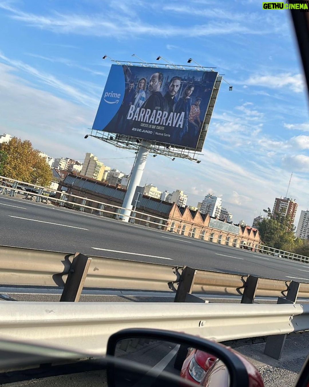 Angelo Mutti Spinetta Instagram - el jueves fue la premier de #Barrabrava serie en la q me tocó ser parte d este grupo hermoso, muy agradecido con los directores, el equipo técnico y mis compañeros❤️🔥vimos el primer capítulo y la rompe, se estrena el próximo viernes x @primevideolat así k ya sabenn🍿🍿🍿 gracias @raimondi___ por el traje sport épico❄️sos el 1