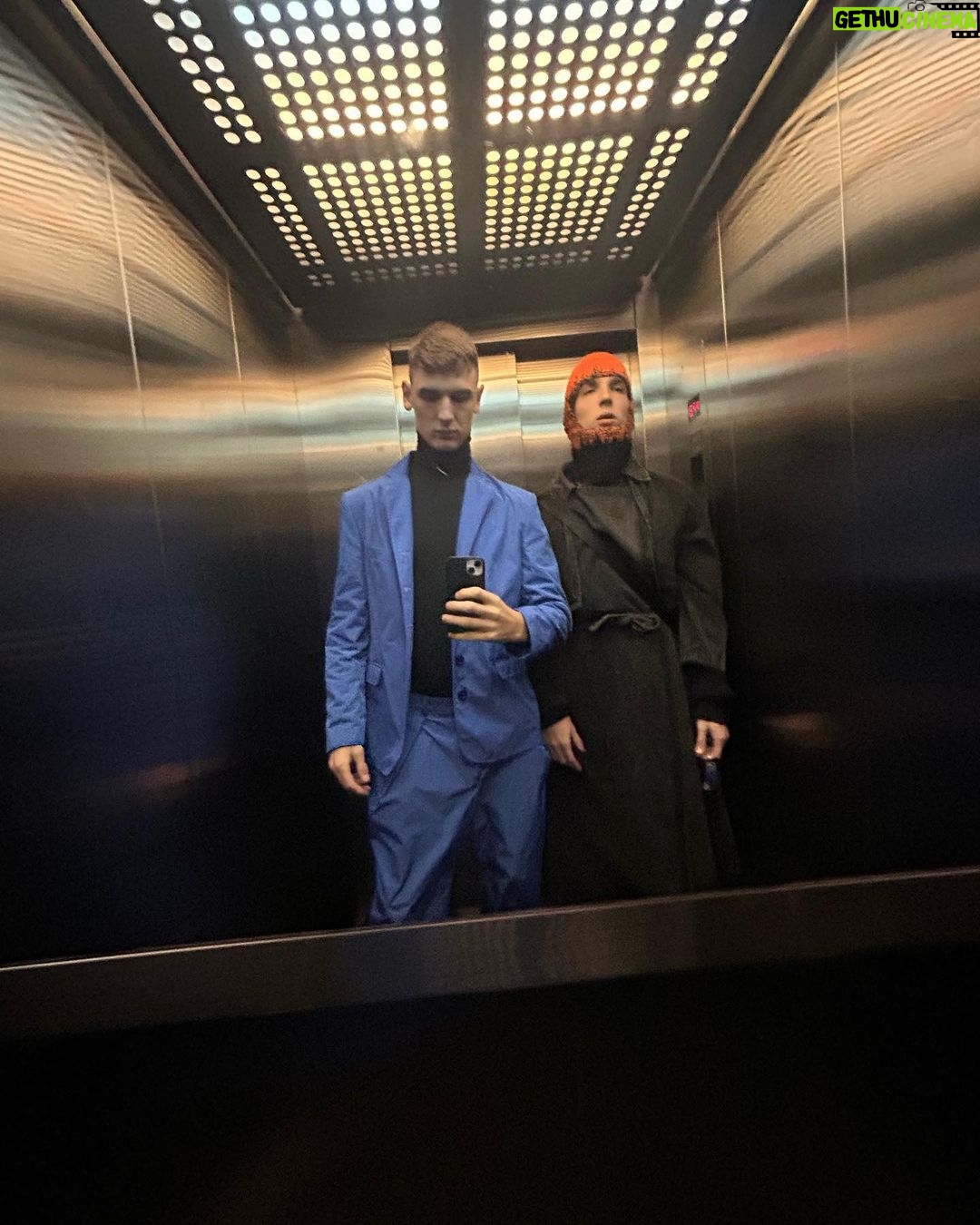Angelo Mutti Spinetta Instagram - el jueves fue la premier de #Barrabrava serie en la q me tocó ser parte d este grupo hermoso, muy agradecido con los directores, el equipo técnico y mis compañeros❤️🔥vimos el primer capítulo y la rompe, se estrena el próximo viernes x @primevideolat así k ya sabenn🍿🍿🍿 gracias @raimondi___ por el traje sport épico❄️sos el 1