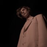 Angelo Mutti Spinetta Instagram - hoy a las 20hrs volvemos a sacar music y video con Bluetooth✨tema producido x @yesan & @flu_os con alto videoclip de @elefantediamante y looks de @raimondi___ 💫feliz de volver a compartirles data loco, gracias x el aguante💜