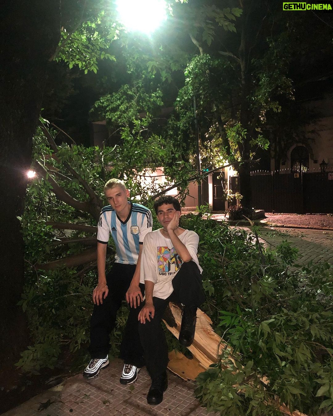 Angelo Mutti Spinetta Instagram - feliz navida cabrones💛❤️🩶🤍