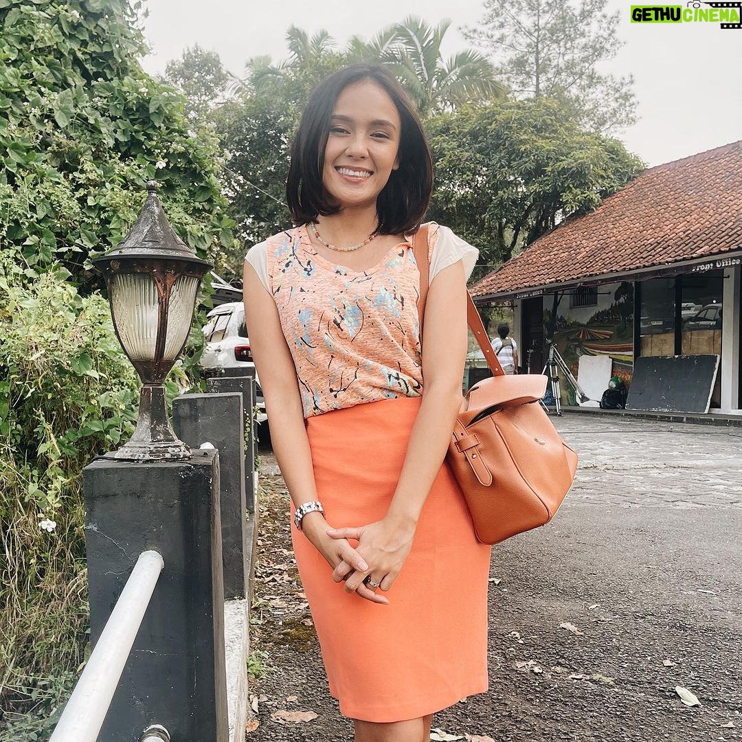 Angie Ang Instagram - Kenalin, ini teh Alista. Awewe yang doyannya sama lalaki berduit. Motto hidupnya, ga ada uang abang ditendang 🫡 Alista nongol besok pagi jam 10. Nungguin kamu nontonin.