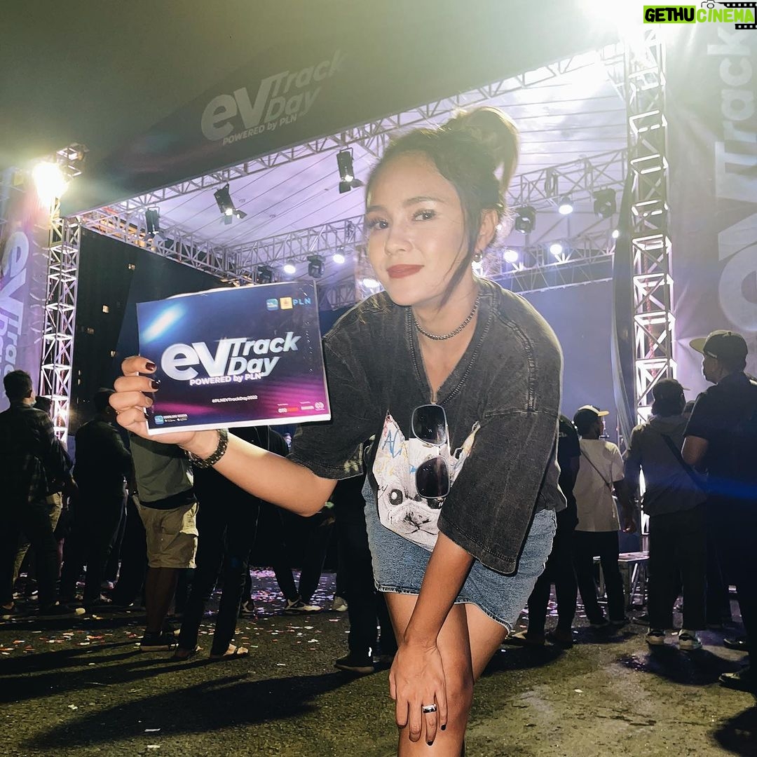 Angie Ang Instagram - #jobmcangie sambil nyanyi Ku Ingin Kau Mati Saja π€πΌπ #EVTrackDay