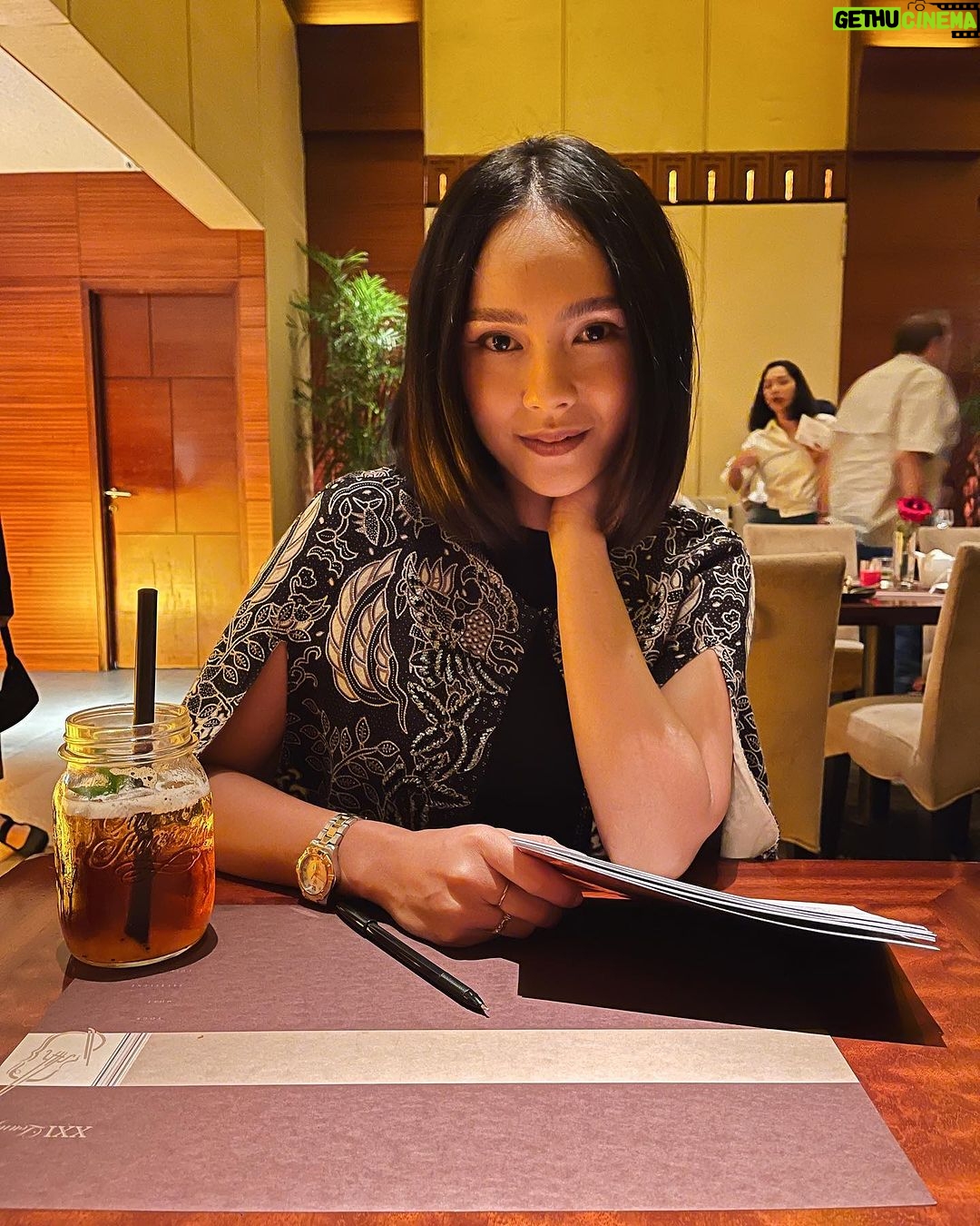 Angie Ang Instagram - Jadi MC premiere di film sendiri 😆 #jobmcangie