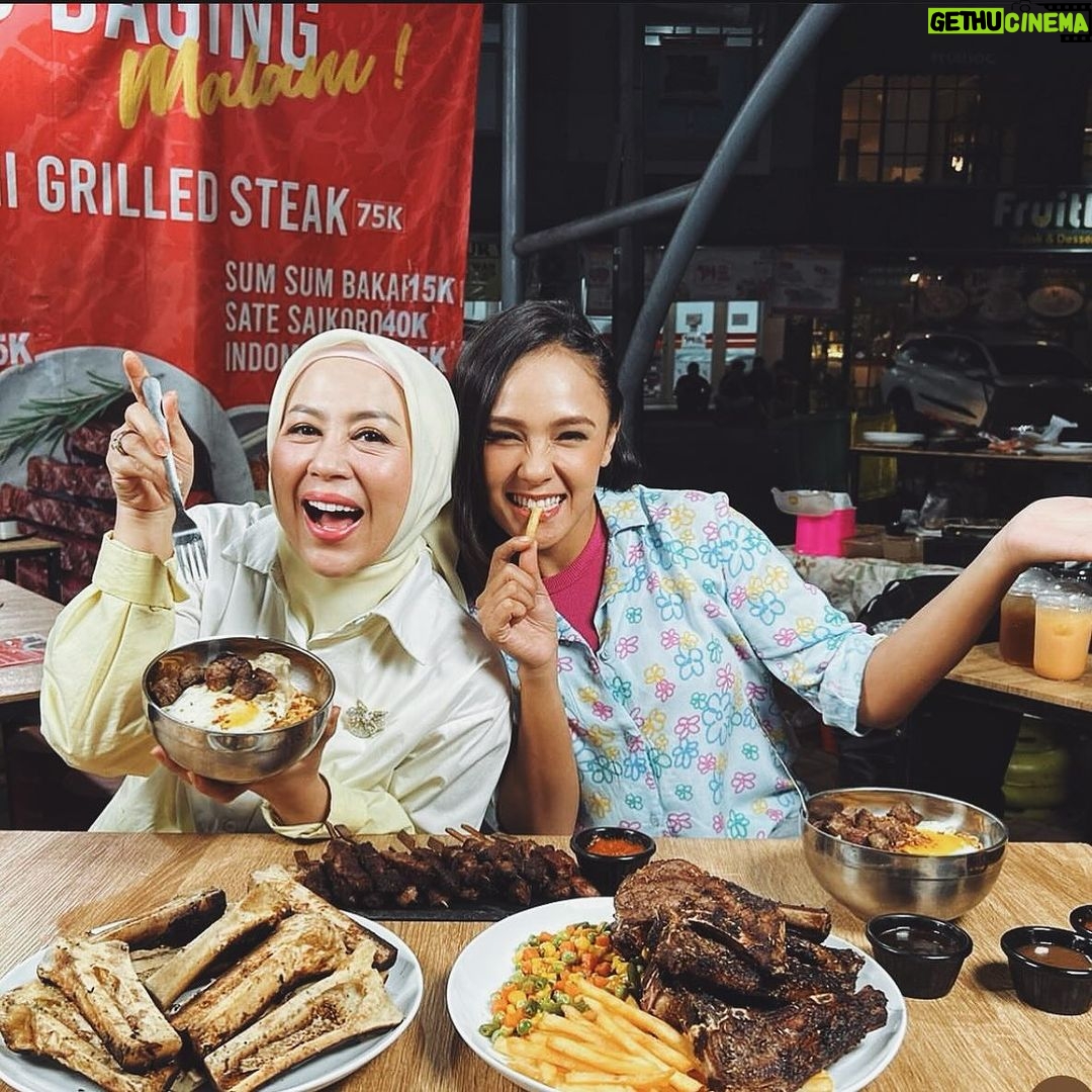 Angie Ang Instagram - Kalian sadar gak sih, tiap jam setengah 6 sore, Senin sampai Jumat, itu ada rekomendasi makanan-makanan enak di TV? 😎