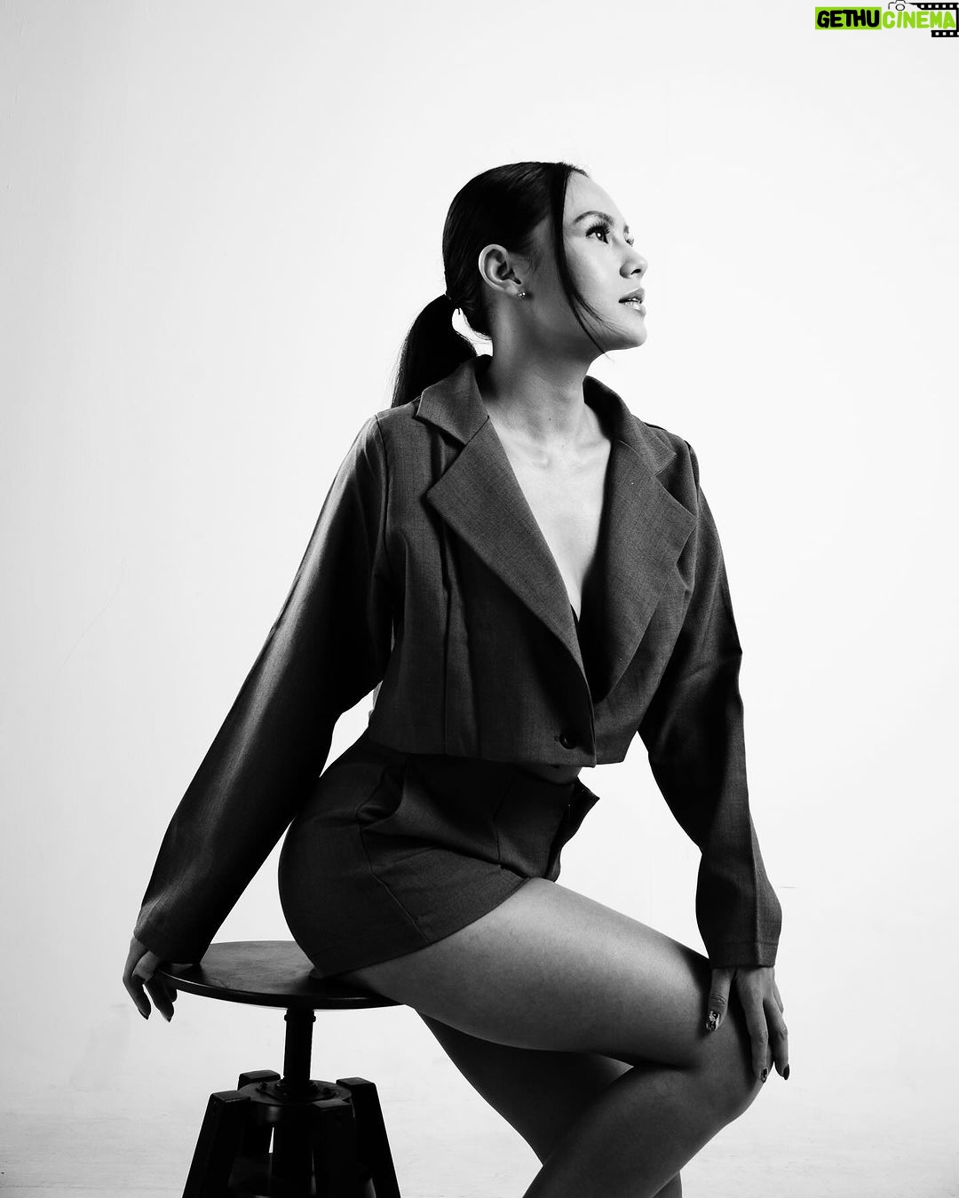 Angie Ang Instagram - Menatap nanar jiwa-jiwa yang mengemis pengakuan dan belas kasihan 🙃 📸 @nikytanjung
