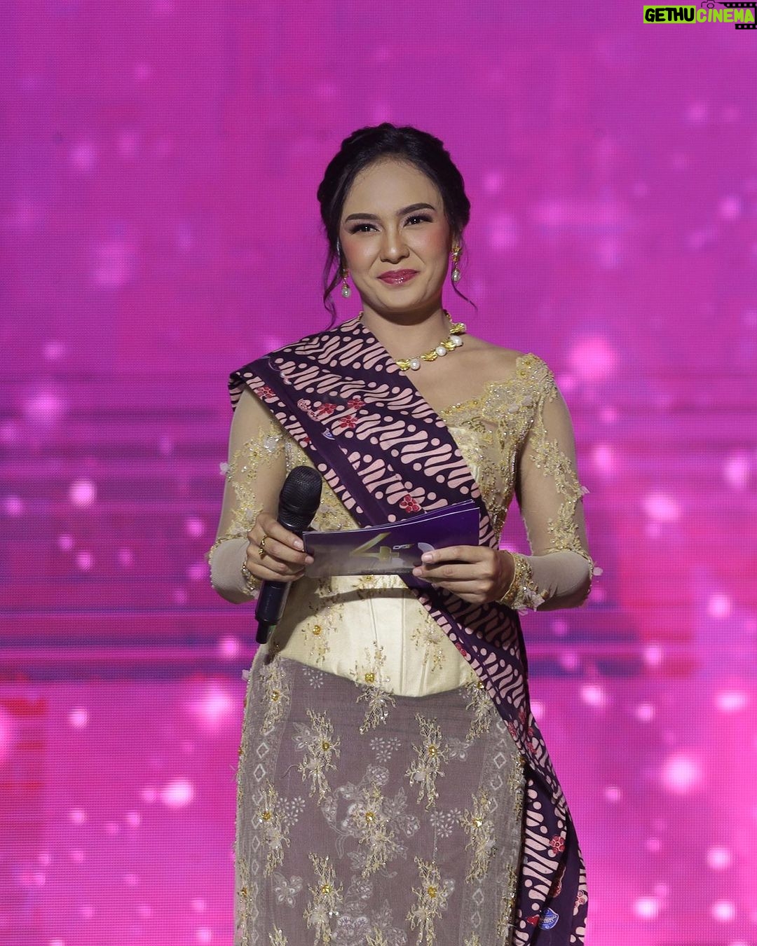 Angie Ang Instagram - Monitoring the energy levels, that is what we should do as an emcee 💃🏽😎 Styled by @fherriioo #jobmcangie #dsf40thanniversary #candiprambanan Candi Prambanan Yogyakarta