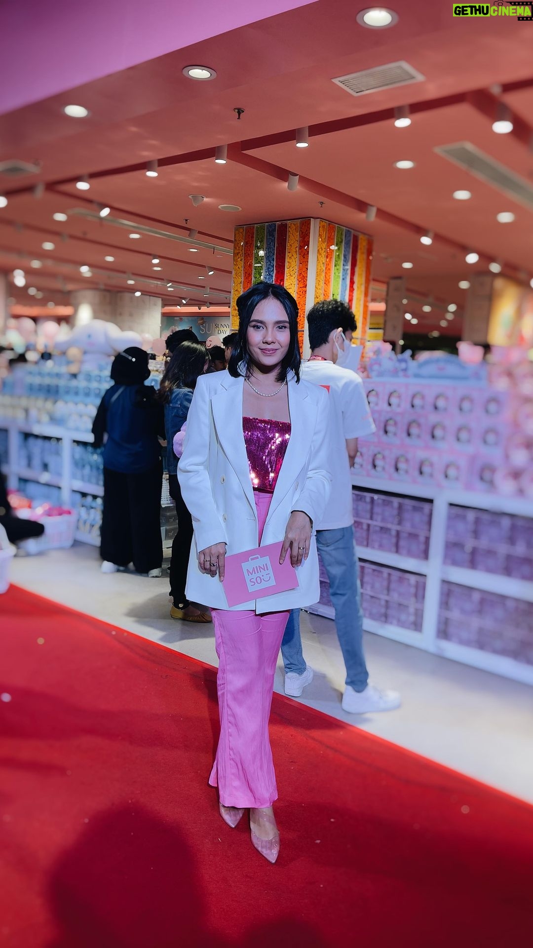 Angie Ang Instagram - Well, Angie's wearing pink? FR? It fits #MinisoBarbieIndonesia as well! So it doesnt matter at all for #jobmcangie 🤭