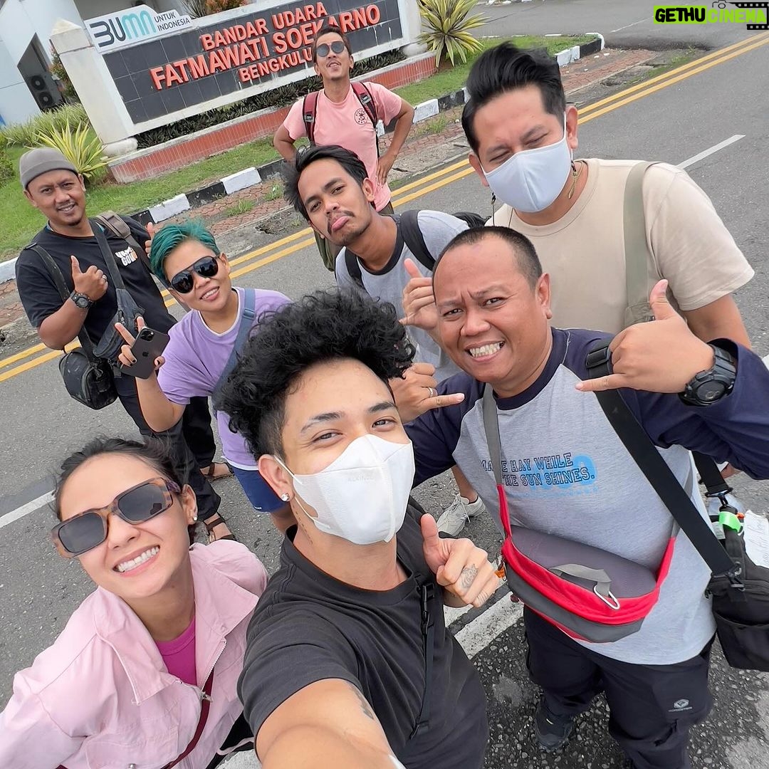 Angie Ang Instagram - 23 jam perjalanan baru akhirnya sampe di desa penghasil dan penyumbang emas untuk monas. Yqng dr kemaren liat aku post heboh2 soal trip ini, fullnya bisa nonton langsung karena tayang Sabtu pagi yaaa ... #explorebengkulu #lebongtandai Lebong Tandai, Napal Putih, Bengkulu Utara