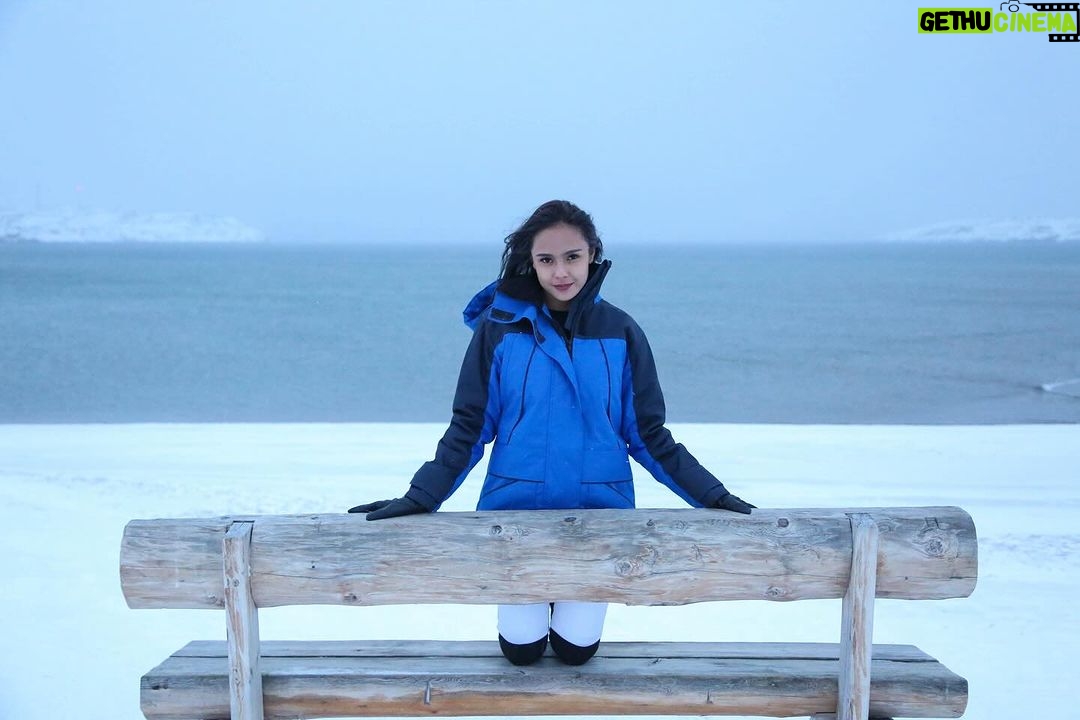 Angie Ang Instagram - Pernah ngerasain white christmas 💙🩵 Murmansk, Russia