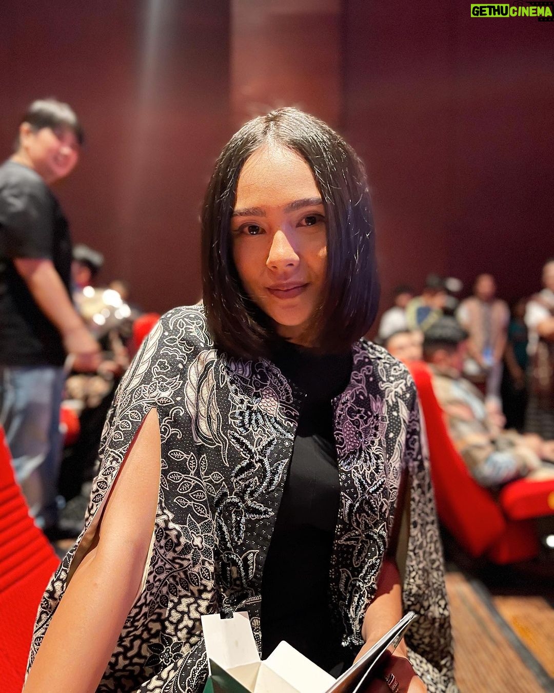 Angie Ang Instagram - Jadi MC premiere di film sendiri 😆 #jobmcangie