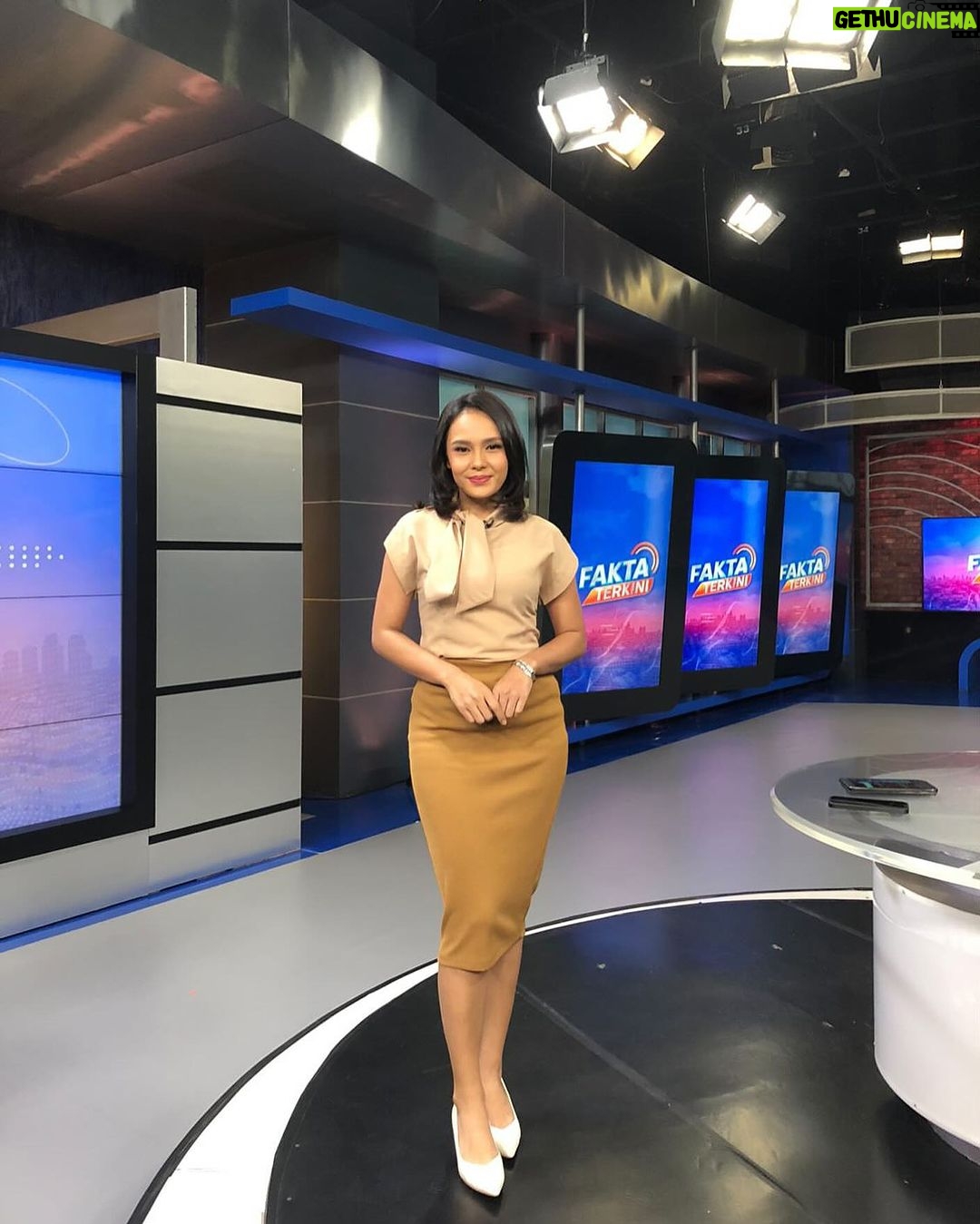 Angie Ang Instagram - Deliver news is quite heartbreaking when the news shows how ungrateful and cold blooded human can be.... @faktaterkini_net , Monday to Friday 4 pm sharp. Only on @netmediatama