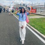 Angie Ang Instagram - Pertama kali nonton @motogp sampai rambut lepek karena ikutan selebrasi podium 😂 Jadi gadis pink dan gadis bercelana ventilasi, juga sudah membirukan Mandalika bareng sama tim @federaloil_id selama weekend kemarin 😍 Sampai ketemu di #indonesianGP selanjutnya, atau di sirkuit lainnya 🤗🤭 Mandalika International Street Circuit