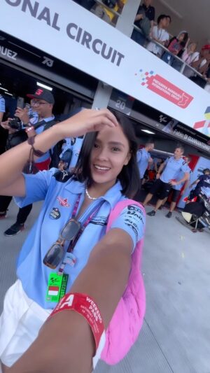 Angie Ang Instagram - Paddock access ✅ dari @federaloil_id 🙏🏼
Hospitality ✅ 
Nonton dari garage ✅ @gresiniracing 🫡
Motoran keliling sirkuit ✅
Hero walk ✅ @motogp 
Podium ✅
Champagne celebration ✅
Boleh pinjam seratus ✅ 🦇 
.
#nontonmotogpnyaman #indonesiangp #federaloil
