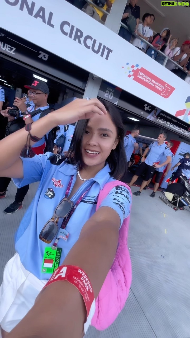 Angie Ang - 2.3K Likes - Paddock access ✅ dari @federaloil_id 🙏🏼
Hospitality ✅
Nonton dari garage ✅ @gresiniracing 🫡
Motoran keliling sirkuit ✅
Hero walk ✅ @motogp
Podium ✅
Champagne celebration ✅
Boleh pinjam seratus ✅ 🦇
.
#nontonmotogpnyaman #indonesiangp #federaloil