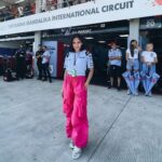 Angie Ang Instagram - Feels good to come to a home race! It's a rare thing to see me wearing pinky pants 😂 I dont mind because this time is very special 😚 can't wait to see the race tomorrow! Ciao! . #nontonmotogpnyaman #federaloil Mandalika International Street Circuit