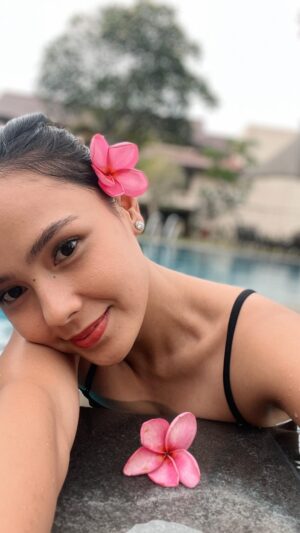 Angie Ang Instagram - A day before #indonesianGP . Jump in?
#nontonmotogpnyaman 🤭 
Thanks to @federaloil_id !