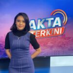 Angie Ang Instagram - Ada tipe orang yang sukanya menyebut nama orang lain, hanya agar ia terlihat penting. Reverse psychology, in fact sebenarnya ia tidak penting, dan merasa tidak bernilai. . . Sering kali saat menikmati dialog dalam sebuah tayangan, kita terkesima. Untukku, kalimat di atas adalah salah satunya. Membuka mata dan telinga, menjadi peka terhadap orang-orang yang suka menyeret nama orang lain. Oh ternyata itu ya maksudnya? . Kalau dialog dalam film bisa membekas, kenapa yang lain tidak? Tidak harus dialog, mungkin peristiwanya, pelajarannya, atau sekadar segelintir informasinya. Contoh, saat kamu menikmati tayangan berita harian di @faktaterkini_net misalnya. Dengan menyaksikan tayangan dari jam 4-5 sore, weekdays kamu jadi kaya informasi.