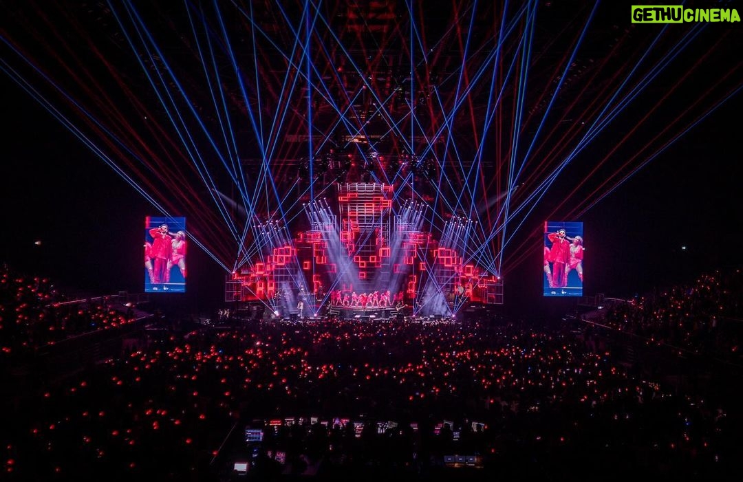 Anirudh Ravichander Instagram - Show #1 of Hukum world tour, Dubai 🇦🇪 was a mega blast. 📸 @rp3825 @anirudhofficial #hukumworldtour #anirudhlive #dubai🇦🇪. @vinhariharan @siddarth1786 @vjkaycee @vinod_ld @rajeshaxl @shankstep @le_sajbro @akriz23 @kebajer @ravig_official @livingston06 @adimodi @pallavi_85 @djgowthamofficial @srinivasanmuthiahk @shivakiran_sridhar @jonitamusic @riazkahmed.pro @asranisimran @sweta.borker6 @princehumai @dancersatz @adithyark.music @yogisekar @shruthimanjari Coca-Cola Arena