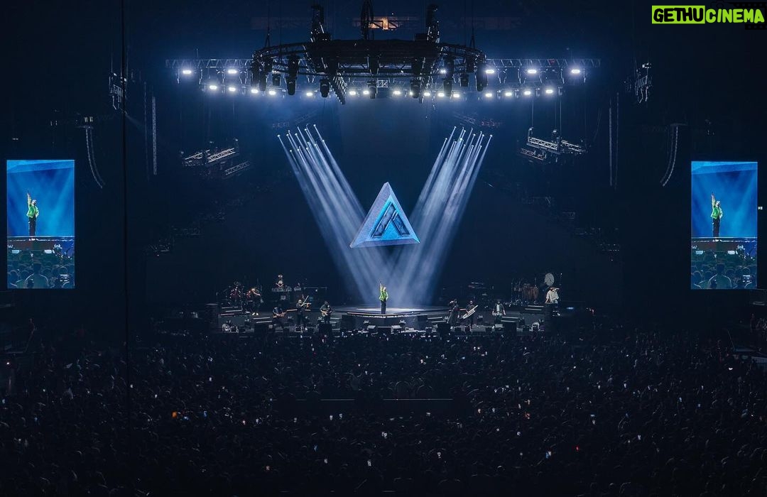 Anirudh Ravichander Instagram - Show #1 of Hukum world tour, Dubai 🇦🇪 was a mega blast. 📸 @rp3825 @anirudhofficial #hukumworldtour #anirudhlive #dubai🇦🇪. @vinhariharan @siddarth1786 @vjkaycee @vinod_ld @rajeshaxl @shankstep @le_sajbro @akriz23 @kebajer @ravig_official @livingston06 @adimodi @pallavi_85 @djgowthamofficial @srinivasanmuthiahk @shivakiran_sridhar @jonitamusic @riazkahmed.pro @asranisimran @sweta.borker6 @princehumai @dancersatz @adithyark.music @yogisekar @shruthimanjari Coca-Cola Arena
