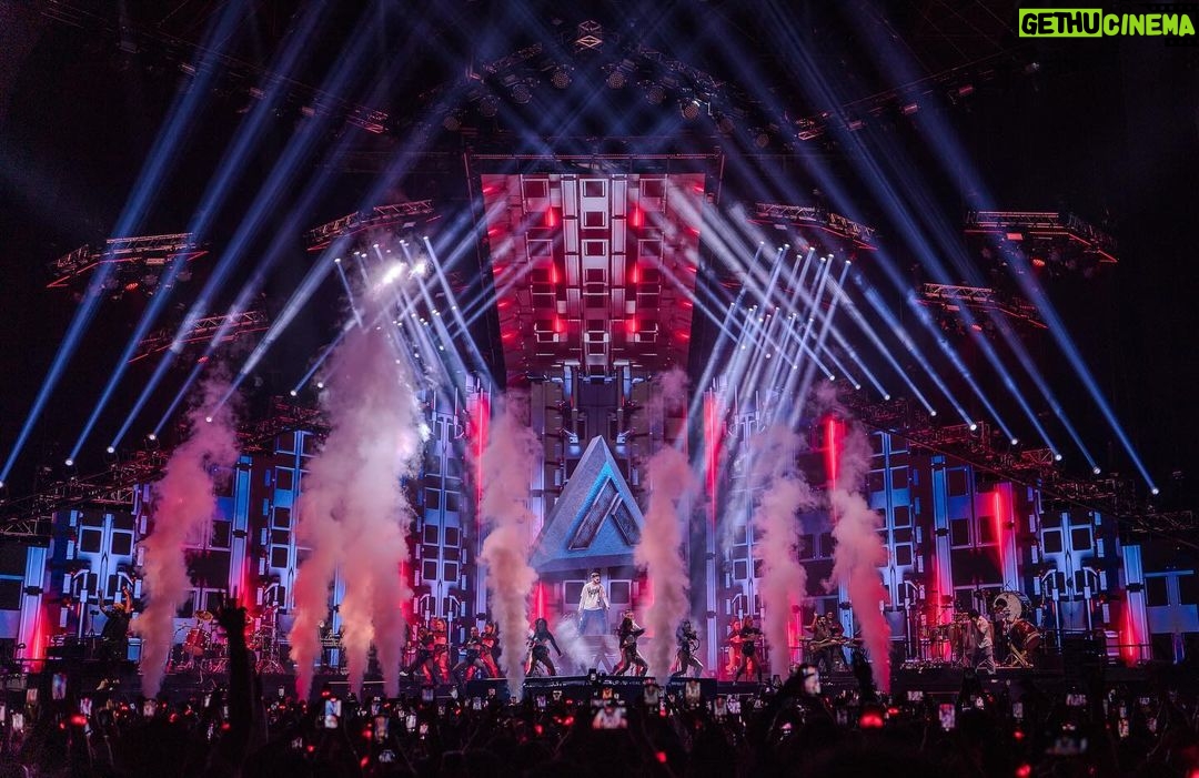 Anirudh Ravichander Instagram - Show #1 of Hukum world tour, Dubai 🇦🇪 was a mega blast. 📸 @rp3825 @anirudhofficial #hukumworldtour #anirudhlive #dubai🇦🇪. @vinhariharan @siddarth1786 @vjkaycee @vinod_ld @rajeshaxl @shankstep @le_sajbro @akriz23 @kebajer @ravig_official @livingston06 @adimodi @pallavi_85 @djgowthamofficial @srinivasanmuthiahk @shivakiran_sridhar @jonitamusic @riazkahmed.pro @asranisimran @sweta.borker6 @princehumai @dancersatz @adithyark.music @yogisekar @shruthimanjari Coca-Cola Arena