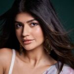 Anjini Dhawan Instagram – Wishing everyone a very Happy Diwali filled with love & light ✨🪔

Outfit @shantibanaras 
Shot by📸 @dieppj