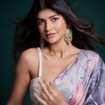 Anjini Dhawan Instagram – Wishing everyone a very Happy Diwali filled with love & light ✨🪔

Outfit @shantibanaras 
Shot by📸 @dieppj