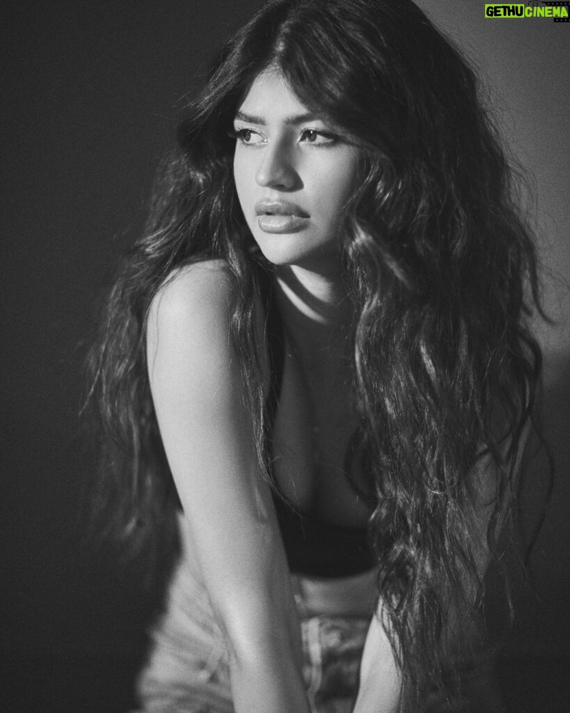 Anjini Dhawan Instagram - 🖤🤍🖤 Shot by @sheldon.santos MU @makeupbyriddhima Hair @souravv_roy_ Styling @pranita.abhi