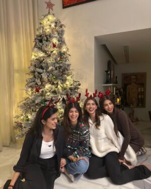Anjini Dhawan Instagram - 🎄❤️✨🎅🏻