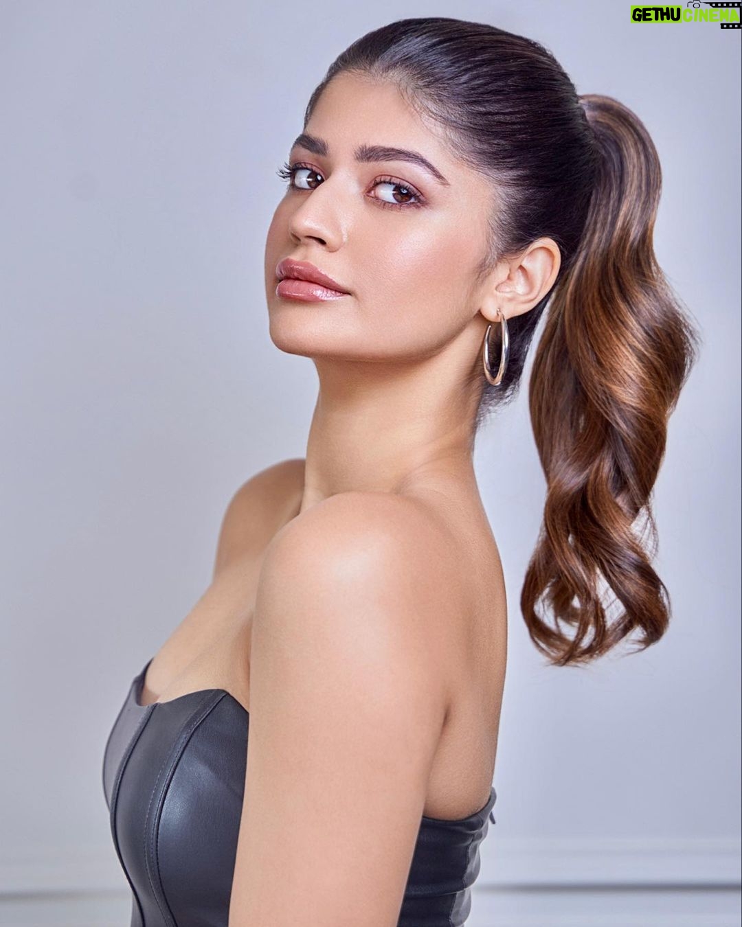 Anjini Dhawan Instagram - 🎄Christmas Giveaway is here🎄 This party season, I’ve not been able to get past my styling range from Redken 🥰 It’s been my life saver for every hair look I’ve tried 💫 And because I wanted to share the love for hair, @redken and I have come together to give you’ll a chance to win some exciting prizes this party season!! 🎁 We’ll pick two lucky winners soo hurryyyy up and participate 💃 Steps to win - 🎅 Let us know which of these Redken products are you excited to try and why 🎅 Tag @redken in the comments 🎅 Tag 3 of your friends and ask them to participate too Giveaway closes - 29th Dec at 2pm IST 🌟 Winners will be tagged in the caption 💁🏻♀️ *Giveaway valid for profiles based in India. #StyleConfidently #RedkenIndia #AD Winners of the Giveaway - @niyomi_mehta @zainaabbb Do tag @redken and me on the amazing looks you create using the prizes!