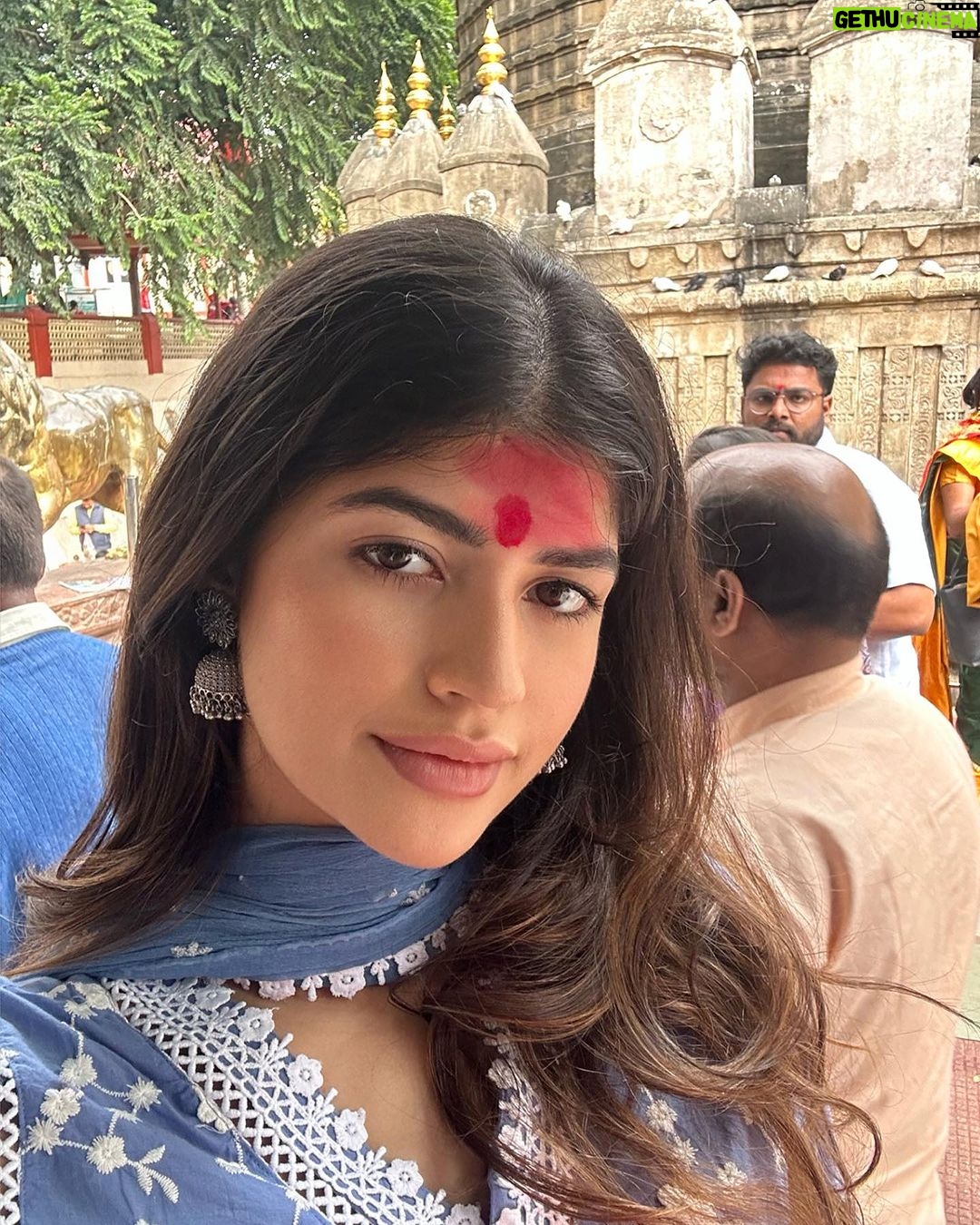 Anjini Dhawan Instagram - 24 hours in Assam 🕊️✨ Kamakhya Temple, Gauhati