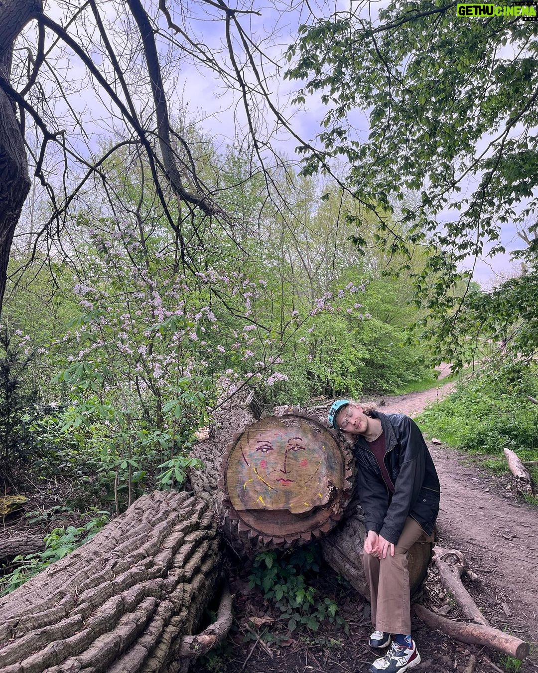 Anna Ador Instagram - season of lilacs, theatre and long walks in new neighbourhood 🏠
