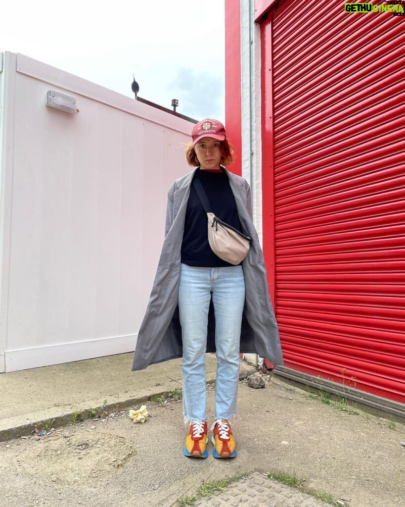 Anna Ador Instagram - season of lilacs, theatre and long walks in new neighbourhood 🏠
