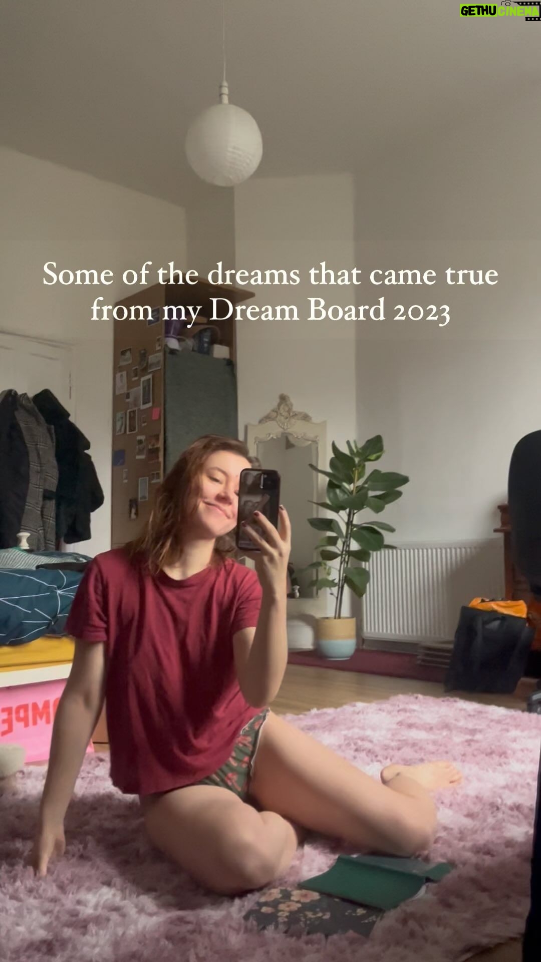 Anna Ador Instagram - If people tell you making vision boards is cringe, tell them to speak to me 😂 I’ve been at it every New Year for the past 5 years and it gets better and better ✨ If you need that push tor 2024 and sort out your goals, join me for my Dream Board workshop on 11th and 18th Jan on Zoom DM for deets 💝 London, United Kingdom