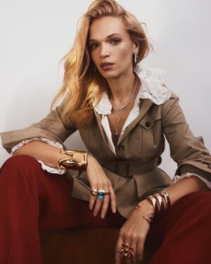 Anna Brewster Instagram - Grazia Story our today with the wonderful @alexbramall 🖤 Gold Dust
