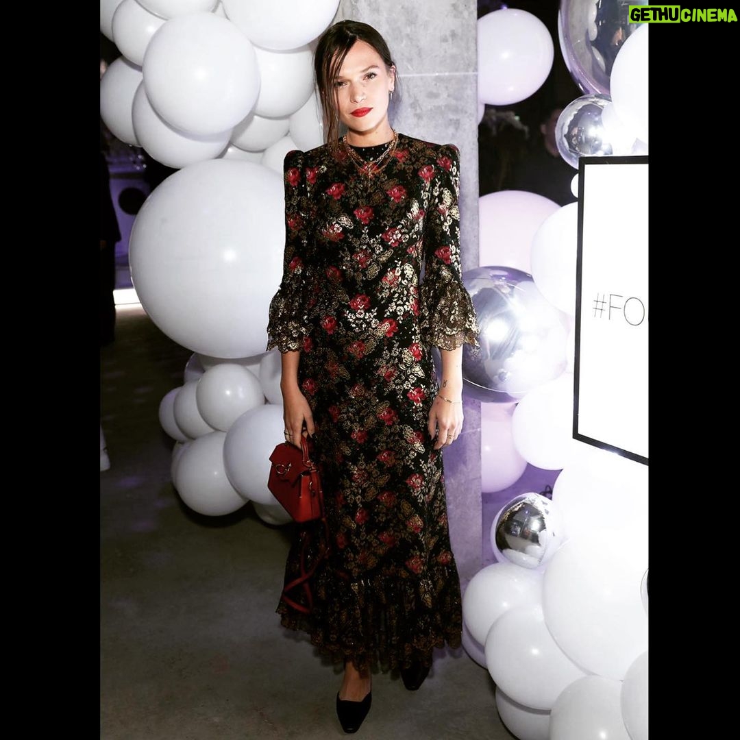 Anna Brewster Instagram - Fun with @fourseasons (especially the bouncy castle) wearing @thevampireswife @mulberryengland 💕