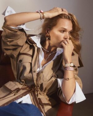 Anna Brewster Instagram - Grazia Story our today with the wonderful @alexbramall 🖤 Gold Dust