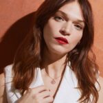 Anna Brewster Instagram - I’m drawn to @debeersofficial and their commitment to being more thoughtful in how we consume and to be kinder to our planet. It also reminds me to be kinder to myself and to others, and to indulge in activities that make me happy and content. #DeBeers #ADiamondIsForever #Ad